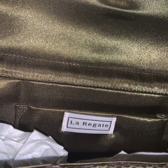 NWT. La Regale convertible clutch/purse with strap. Olive. - Picture 6 of 7